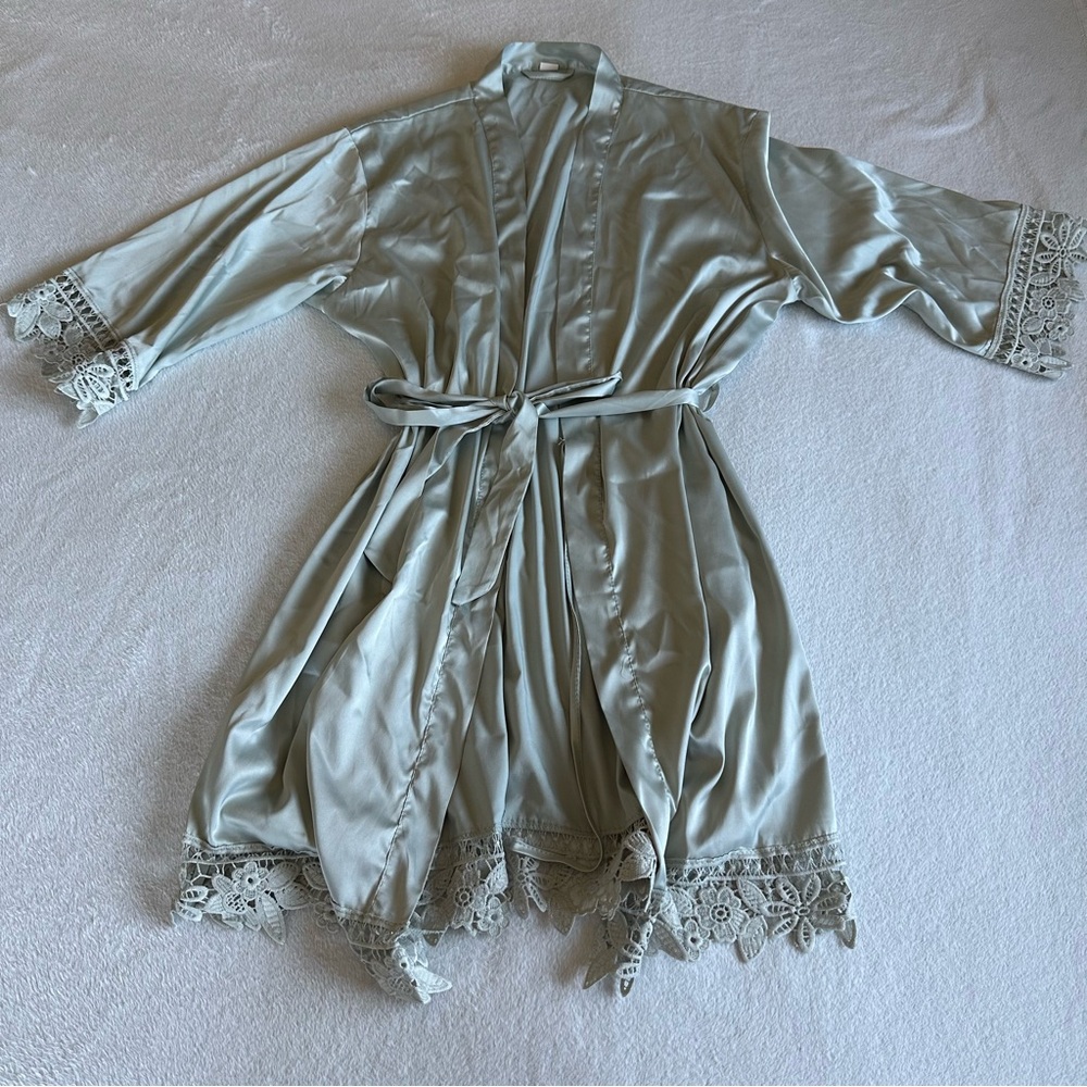 Elegant Lace Trim Satin Robe
